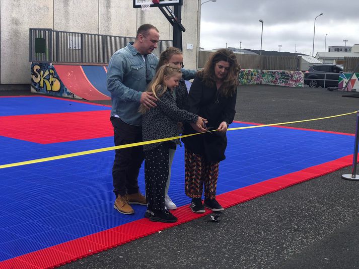 Særún Lúðvíksdóttir, móðir Ölla, klippir á borða til að opna Öllavöll. Með henni eru Elvar Sturluson, bróðir Ölla, og dætur Elvars, þær Jana María og Andrea Vigdís.