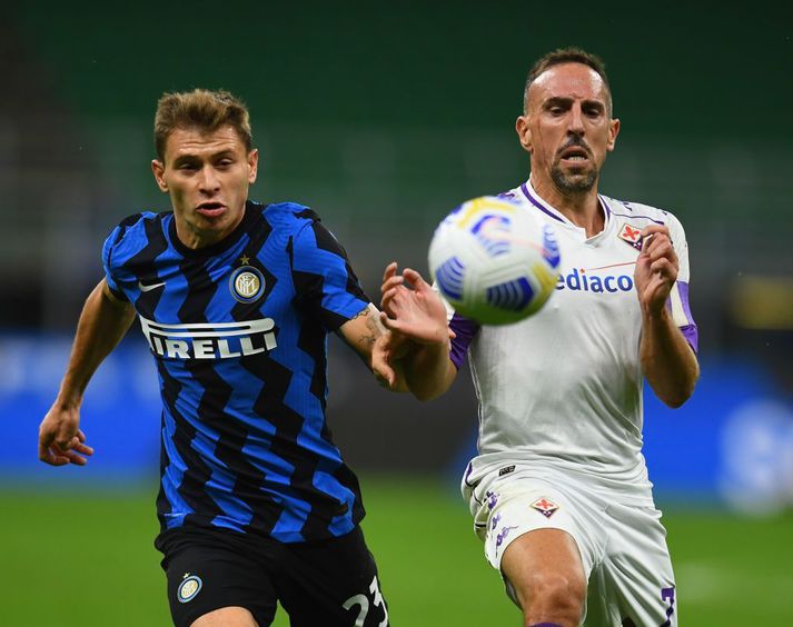 FC Internazionale v ACF Fiorentina - Serie A MILAN, ITALY - SEPTEMBER 26: Nicolo Barella of FC Internazionale competes for the ball with Franck Ribery of ACF Fiorentinaduring the Serie A match between FC Internazionale and ACF Fiorentina at Stadio Giuseppe Meazza on September 26, 2020 in Milan, Italy. (Photo by Claudio Villa - Inter/Inter via Getty Images)