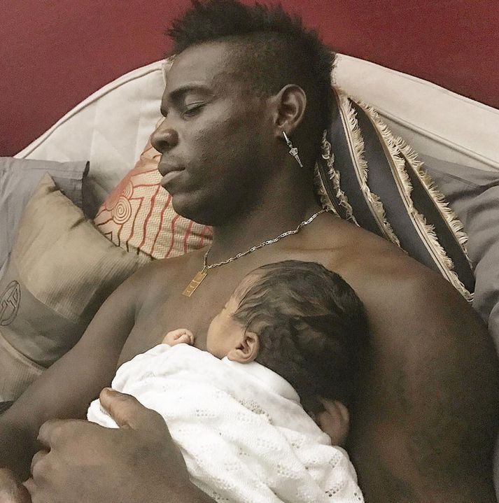 Mario Balotelli og sonurinn.