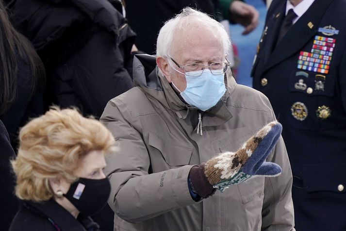 Bernie Sanders og vettlingarnir hans vöktu verðskuldaða athygli við innsetningarathöfnina. 