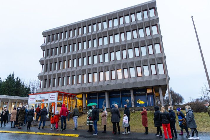 Aldrei hafa svo margir greinst með kórónuveiruna á einum sólarhring hér á landi og í gær.