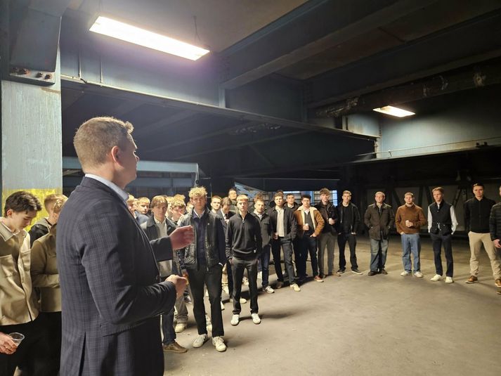 Vilhjálmur Árnason, þingmaður og frambjóðandi í leiðtogaprófkjöri Sjálfstæðisflokksins í Reykjanesbæ, ásamt ungum Sjálfstæðismönnum í Helguvík í gær.