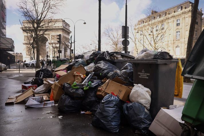 Rusl safnast upp á götum Parísarborgar.