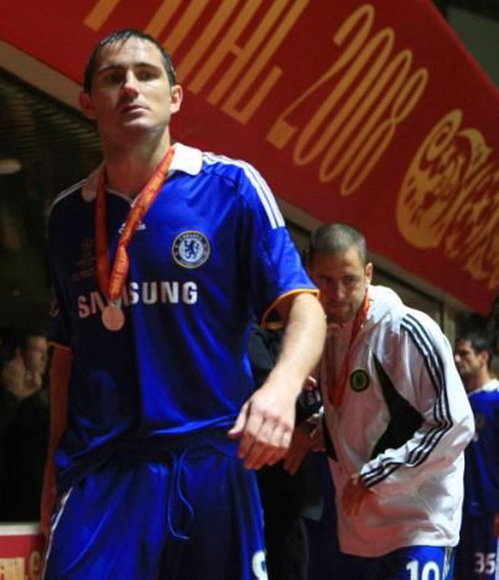 Lampard með silfurmedalíu eftir tap Chelsea gegn Manchester United í úrslitaleik Meistaradeildarinnar.