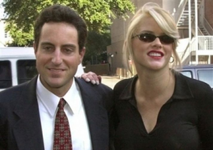 Howard K. Stern og Anna Nicole Smith. Howard starfar sem lögmaður og hefur eflaust gætt vel að Önnu sinni.
