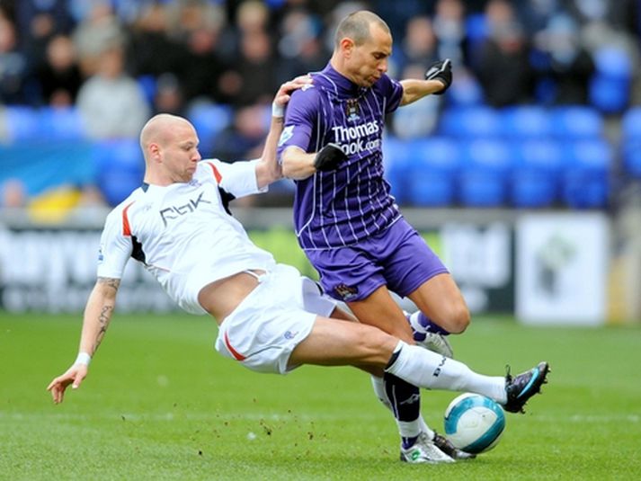 Grétar Rafn Steinsson í baráttu við Martin Petrov, leikmann Manchester City.