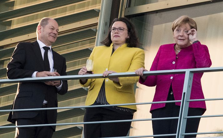 Fjármálaráðherrann þýski Olaf Scholz, Andrea Nahle, leiðtofi þýskra Jafnaðarmanna, og Angela Merkel Þýskalandskanslari.