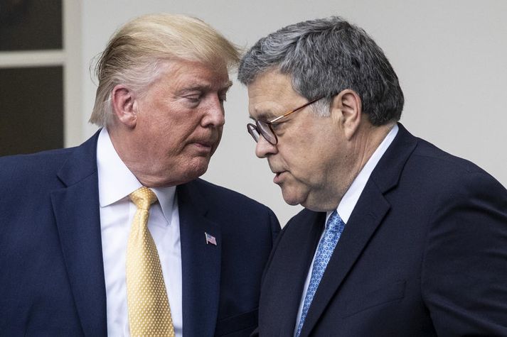 Barr (t.h.) hefur verið tryggur Trump forseta. Hann var meðal annars sakaður um að spinna niðurstöðu Mueller-skýrslunnar svonefndu. Hann féllst þó ekki á að gefa Trump forseta hreint sakarvottorð opinberlega vegna Úkraínumálsins nú.