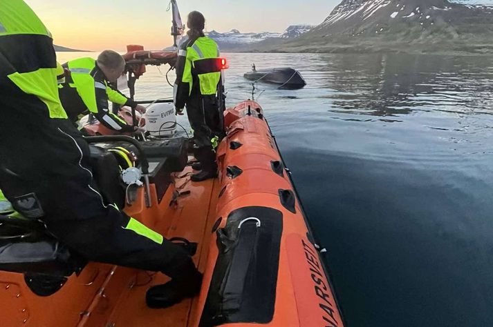 Björgunarsveitarmenn við störf í mynni Patreksfjarðar. 
