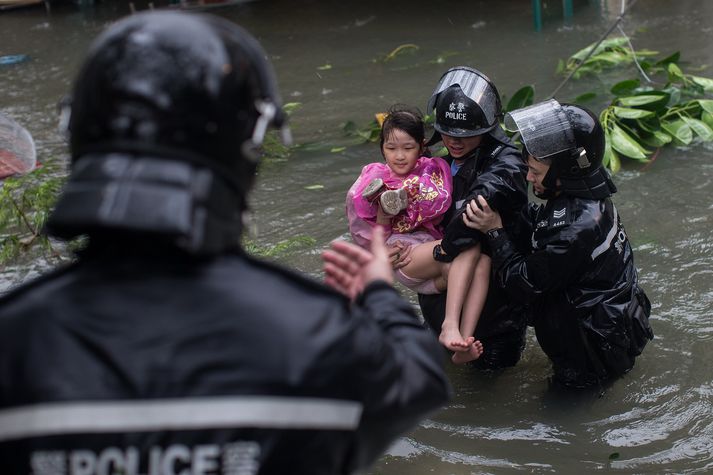 Lögregluþjónar við björgunarstörf í Hong Kong.