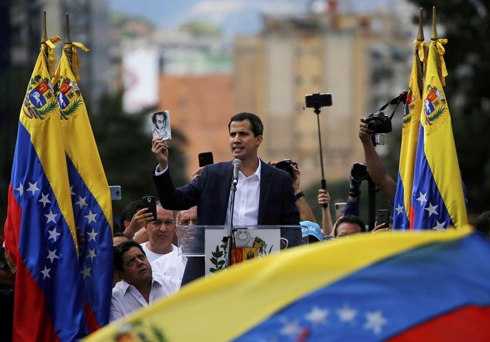 Guaidó hélt á mynd af Simon Bolivar á mótmælunum í gær.