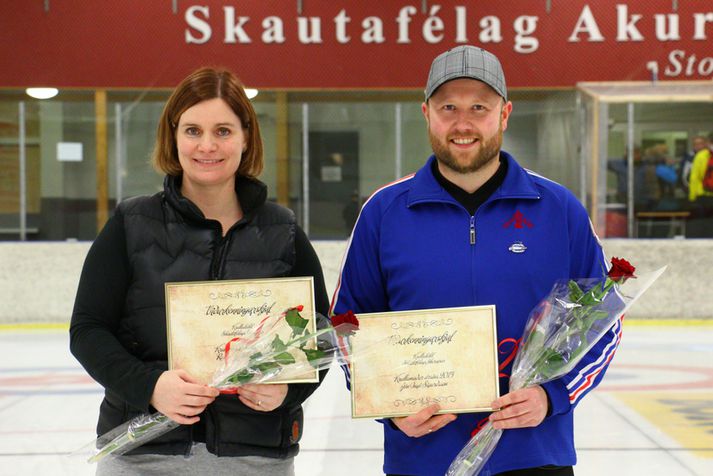 Ragnnveig og Jón Ingi með viðurkenningu sína norðan heiða.