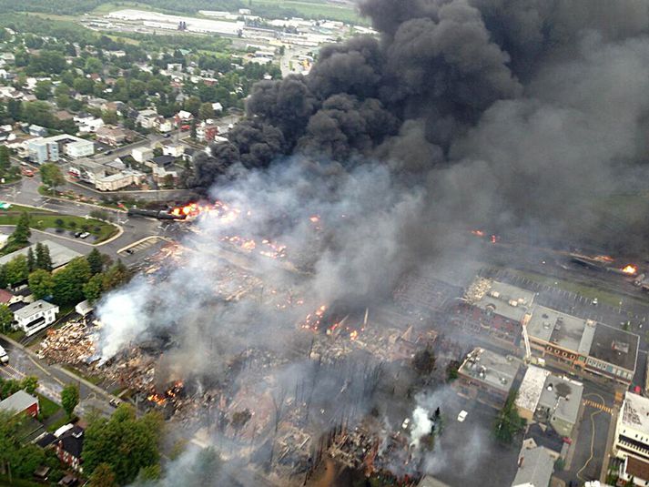 Eyðileggingin í Lac-Mégantic er gríðarleg og forstjóri flutningafyrirtækisins telur einhvern hafa átt við lestina.