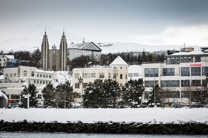 Tvö umferðaróhöpp urðu í grennd við Akureyri í gærkvöldi.