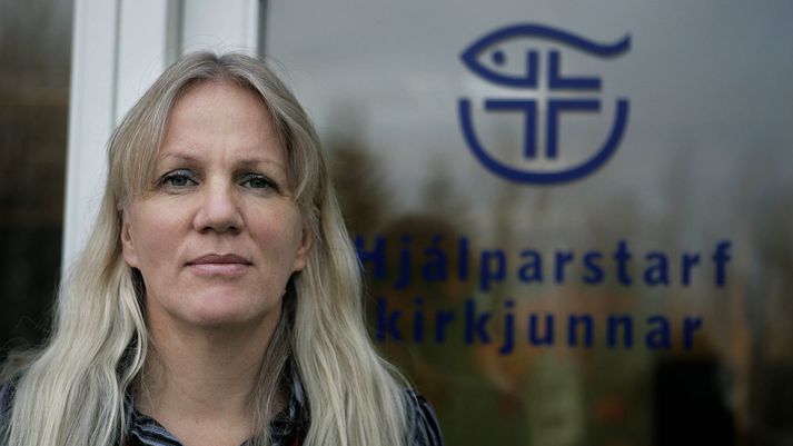 Vilborg Oddsdóttir félagsráðgjafi hjá Hjálparstarfi kirkjunnar segir hið opinbera þurfa að gjörbreyta stefnu sinni gagnvart þeim sem stríða við fátækt.