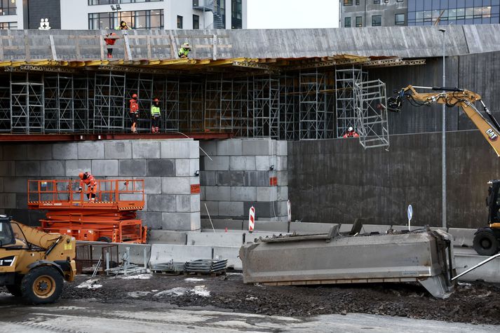 Pallurinn rifnaði af vörubílnum þegar honum var ekið á brúna. 