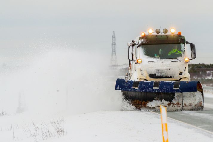 Snjómokstur á Suðurlandsvegi.