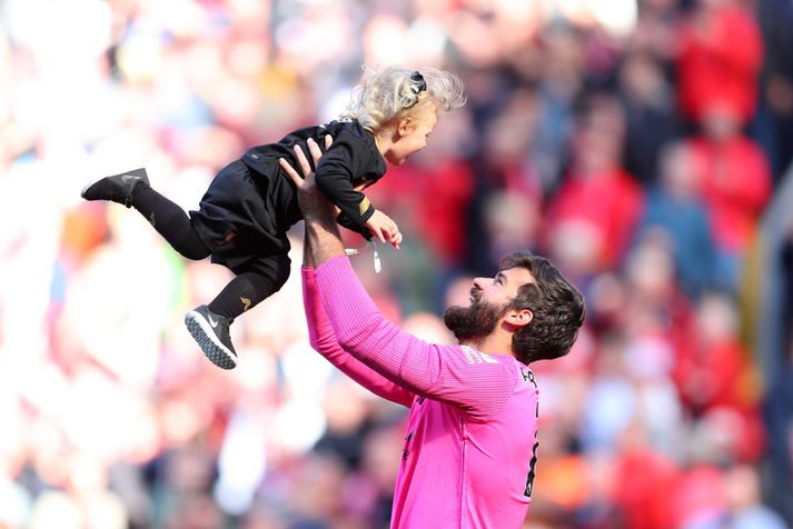 Alisson Becker leikur sér við dóttur sína eftir leikinn á Anfield. Hún heitir Helena og er fædd árið 2017.