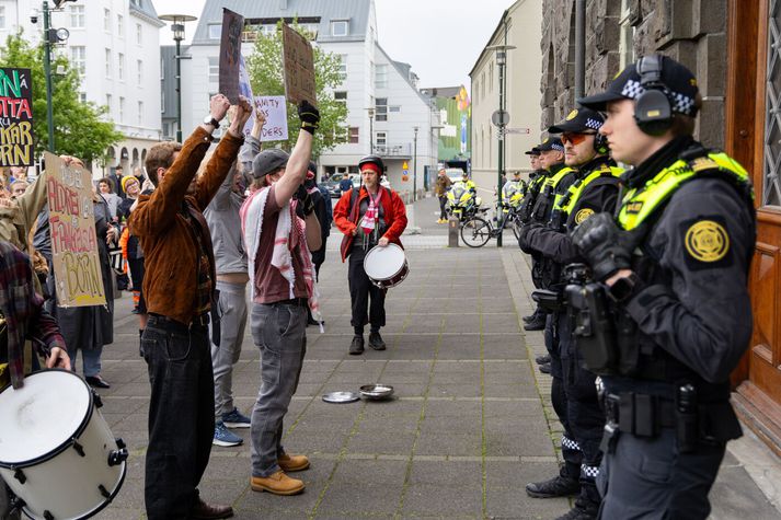 Í skýrslunni kemur fram að ofbeldisfullum mótmælum hafi fækkað og því hafi friðarstuðull Íslands hækkað frá fyrra ári. 
