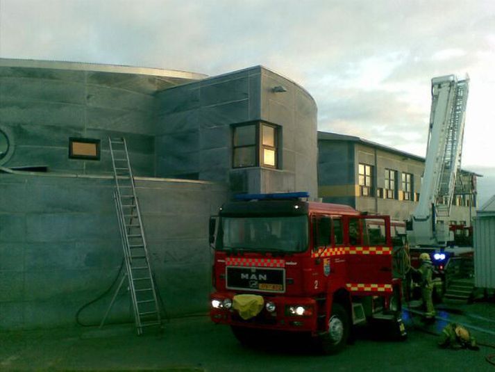 Frá slökkvistarfi við Húsaskóla í kvöld.