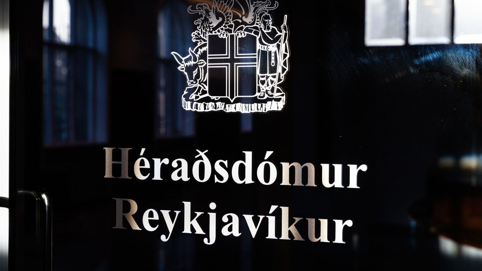 Hafi brotist inn til föður barns­móður sinnar og reynt að myrða hann