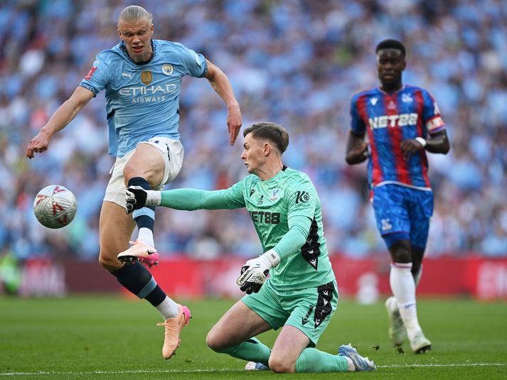 Dean Henderson slær hér boltann frá Erling Haaland sem var við það að sleppa í gegn.