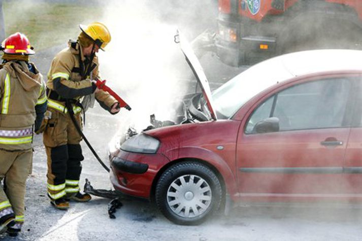 Slökkviliðið var kallað út vegna bíls sem kviknaði í. Þeir voru fljótir að ráða niðurlögum eldsins en talsverðan reyk lagði frá bílnum.