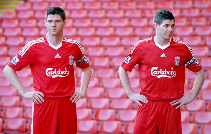 Hver er hinn raunverulegi Gerrard? Fyrirliði Liverpool stillir sér upp með vaxmyndinni. Raunverulegi Gerrard er til hægri á myndinni.