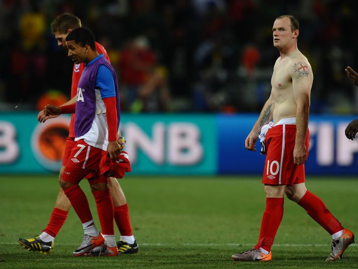 Wayne Rooney gengur af velli eftir tapið á móti Þýskalandi í 16 liða úrslitunum.