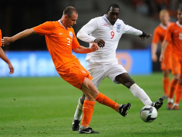 Emile Heskey sést hér pressa boltann í landsleik á móti Hollandi.