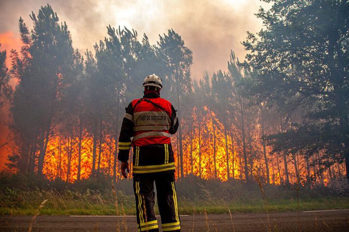 Sterkir vindar og heitt þurrt veður hafa gert slökkviliðsmönnum erfitt fyrir að stöðva gróðurelda í Gironde-héraði.