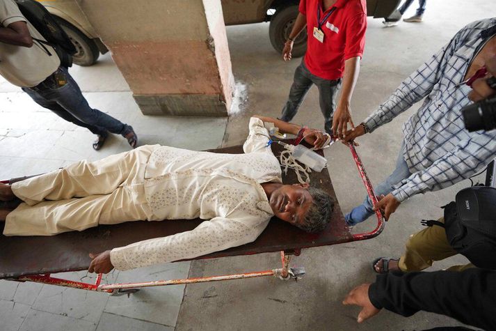 Vinodbhai Jadavbhai Solanki er fluttur á sjúkrabörum eftir að hafa veikst af neyslu áfengis í Ahmedabad á Indlandi.