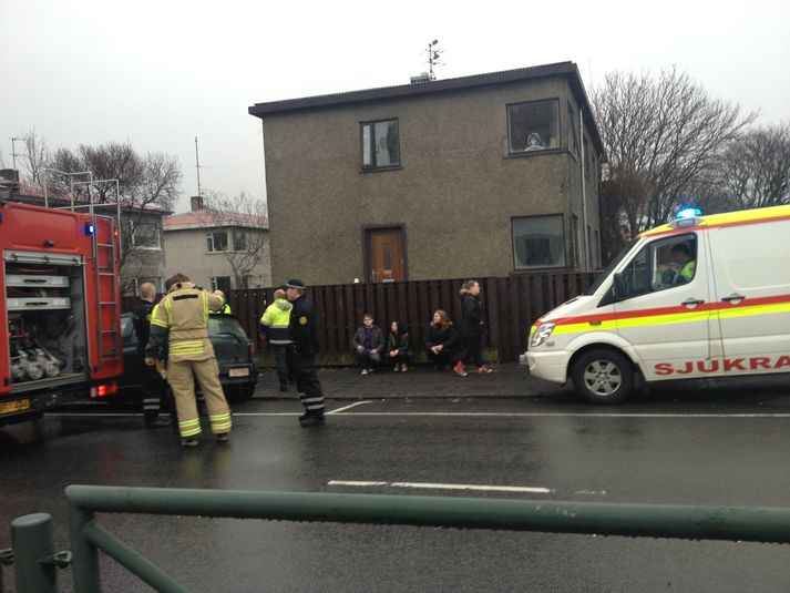 Slökkviliðs- og sjúkraflutningamenn á vettvangi í dag.