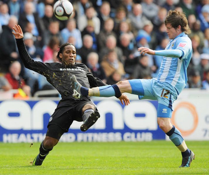 Aron Einar í baráttu við Didier Drogba í leiknum í gær.