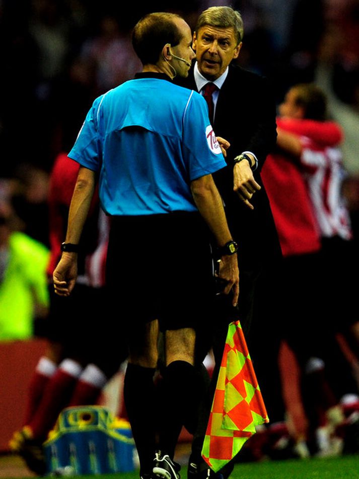 Arsene Wenger, stjóri Arsenal lætur aðstoðardómarann heyra það.