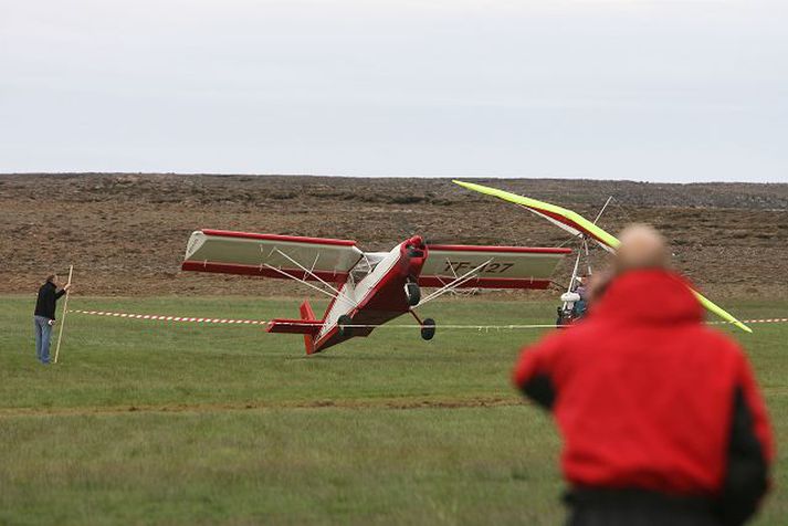 Hér sést hvernig Jóhann nær að „stolla“ yfir bandstrenginn sem komið var fyrir á Njarðvíkurheiði. Jóhann þurfti 29 metra flugbraut til að koma vél sinni á loft. MYND/Víkurfréttir