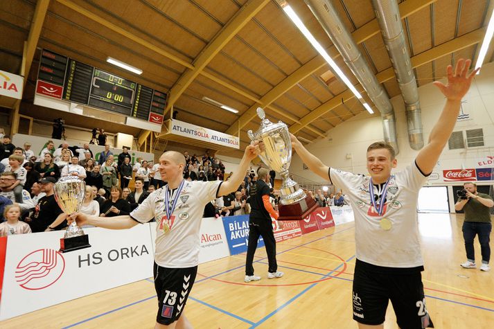 Eftir að ÍBV vann Íslandsmeistarartitilinn 2018 hljóp Grétur hring með Theódóri Sigurbjörnssyni.