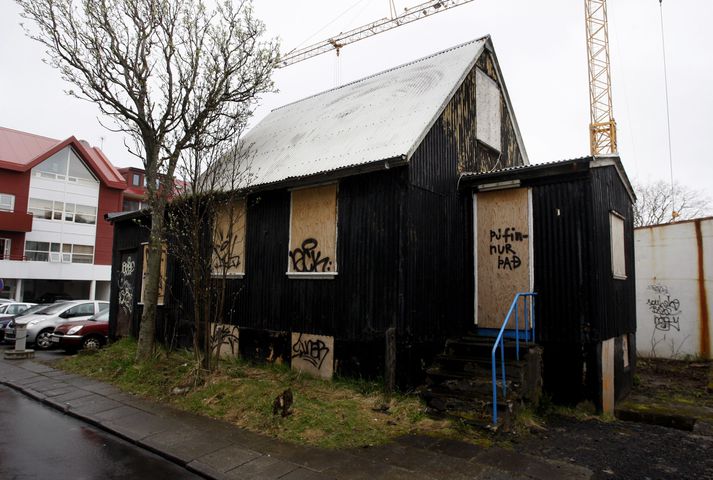 Eigendur hússins hafa beðið í tvö ár eftir niðurstöðu í máli sínu. Þeir héldu því fram að húsið væri slysagildra og að það væri óíbúðarhæft. Nú hefur úrskurðarnefndin tekið ákvörððun þeim í vil.