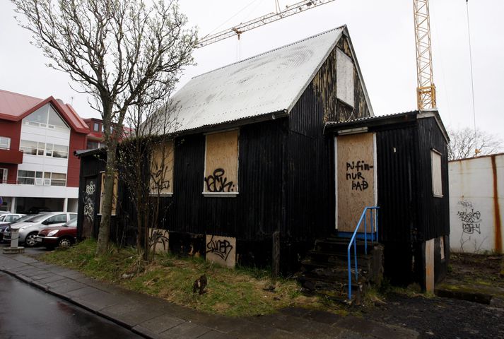 Eigendur hússins hafa beðið í tvö ár eftir niðurstöðu í máli sínu. Þeir héldu því fram að húsið væri slysagildra og að það væri óíbúðarhæft. Nú hefur úrskurðarnefndin tekið ákvörððun þeim í vil.