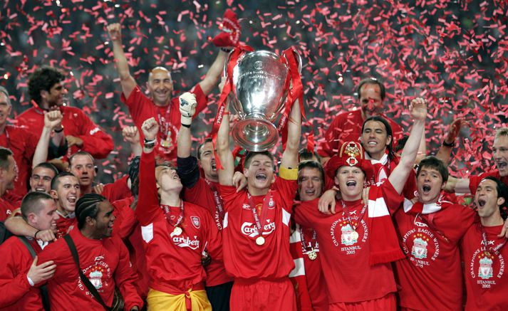 Steven Gerrard lyftir bikarnum árið 2005