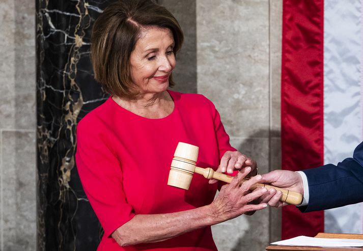 Nancy Pelosi tók við fundarhamri forseta fulltrúadeildarinnar þegar nýtt þing kom saman í gær.