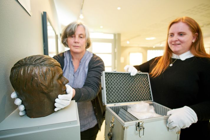 Kristín Hauksdóttir og Helga Gylfadóttir, starfsmenn Ljósmyndasafns Reykjavíkur, koma Leirfinni fyrir á safninu.