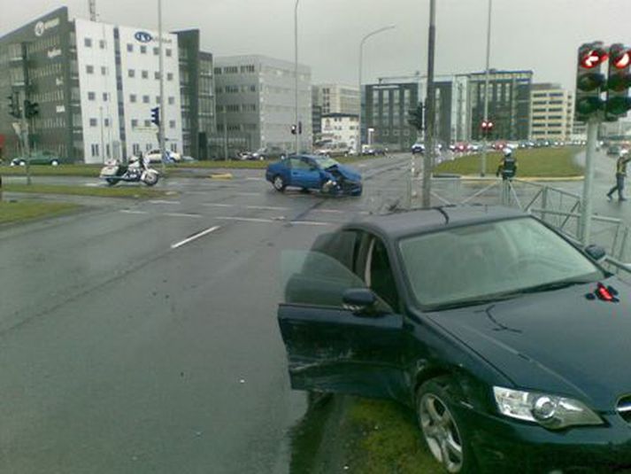 Bílarnir eru töluvert mikið skemmdir eins og sjá má.