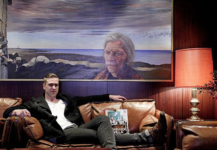 Vilhelm Anton Jónsson segist kunna vel við fræðibækur og ljóðabækur, en stórar skáldsögur séu erfiðari vegna þess að hann svo lengi að lesa.Fréttablaðið/Pjetur