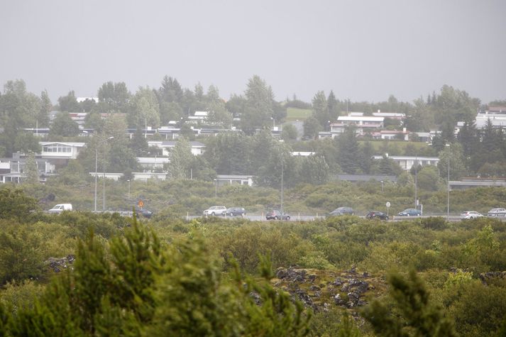 Sjónlína er nú frá Reykjanesbraut að Flatahverfi og opin leið fyrir umferðarhávaða.