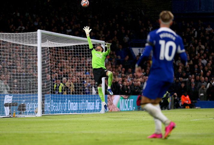 Mykhailo Mudryk skorar framhjá David Raya í leik Chelsea og Arsenal.