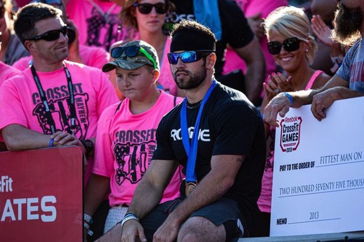 CrossFit goðsögnin Rich Froning er einn af þeim sem hefur gagnrýnt forystu CrossFit samtakanna harðlega eftir ummælin. Hann var fjórum sinnum heimsmeistari í CrossFit á sínum tíma og hefur síðan unnið fjögur gull í liðakeppni á heimsleikunum í CrossFit. Á þessari mynd af Instagram síðu CrossFit leikanna þá er hann að fagna einum af þessum titlum.