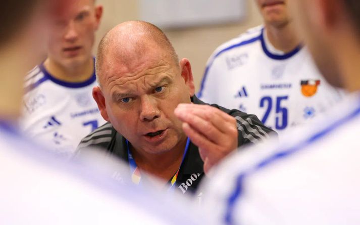 Ágúst Jóhannsson, þjálfari U20-landsliðsins, fer yfir málin með sínum mönnum.