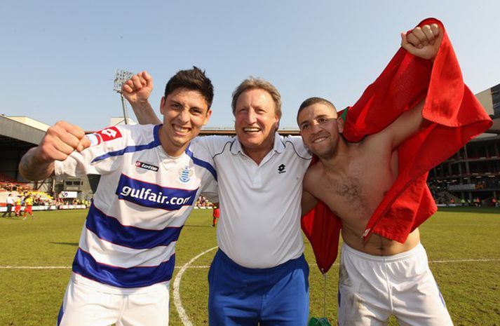 Neil Warnock fagnar hér með leikmönnum QPR. Mynd./Getty Images
