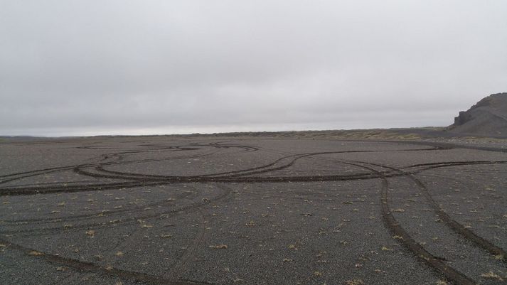 Eins og sjá má eru ljót sár í landinu eftir utanvegaaksturinn.